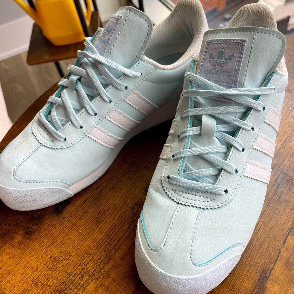 Light blue Adidas Samoas / Mens 6.5 -Womens 8.5
